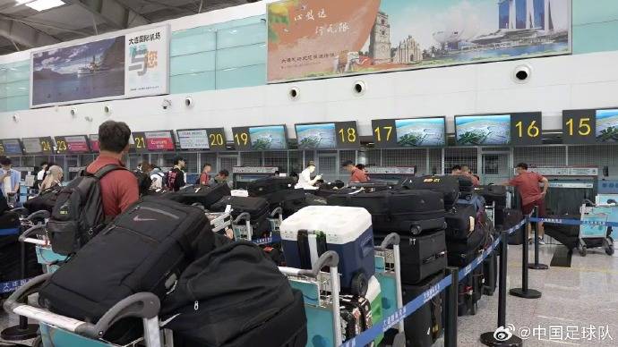 行李太多?中国国家橄榄球队的官方回应:56件设备的具体情况如下 行李太多?中国国家橄榄球队的官方回应:56件设备的具体情况如下